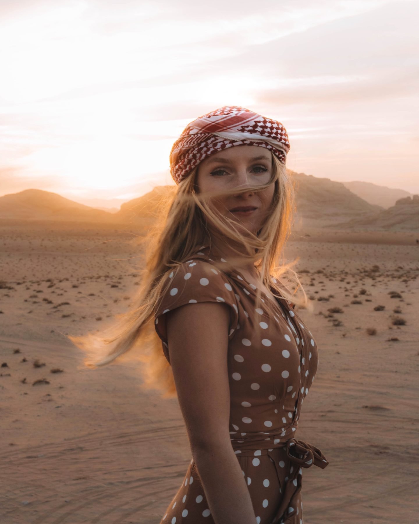 Un portrait de Chiara lors du couché de soleil dans le désert de wadi rum en Jordanie. Configurer un appareil photo permet d'avoir de beaux portraits.